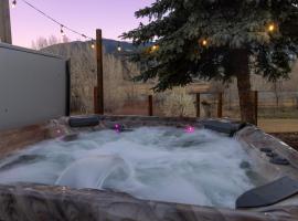 Great Salida Getaway - 20 minutes to Monarch with Spa & Gameroom, Cottage in Salida