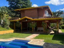 Charming villa near to Medellín Metro and malls, rumah liburan di Copacabana