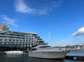 SUPERYACHT ON 5 STAR OCEAN VILLAGE MARINA, SOUTHAMPTON - minutes away from city centre and cruise terminals - free parking included