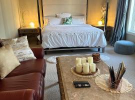 Royal highland livingroom bedroom suite, viešbutis Kalgaryje, netoliese – Crowchild Twin Arena