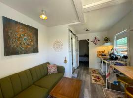 Petite Guesthouse with Kitchenette and Private Bathroom, B&B in Lake Isabella