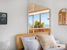 Stunning Ocean View Perfect For Groups & Families, obiteljski hotel u gradu 'Cooee'