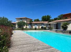 Gîte Crest, avec terrasse et piscine., hytte i Crest