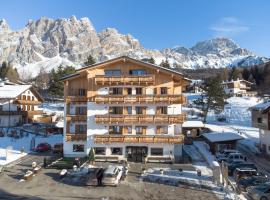 Camina Suite and Spa, hotell i Cortina dʼAmpezzo