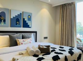 BluO 1BHK Suite - Balcony, Lift, Gym, Parking, hotel in Sector 14, Gurgaon