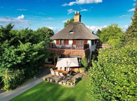 Old Wharf Cottage - Riverside Living with Pool, ваканционна къща в Wraysbury