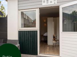 Studio Baarn with patio, airco, pantry, bedroom, bathroom, privacy - Amsterdam, Utrecht, hotell i Baarn