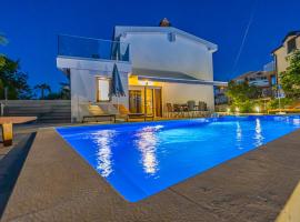 VILLA NINA MALINSKA 150m FROM THE BEACH, SWIMMING POOL