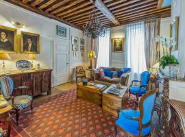 Room in Guest room - This 10th Century home sits in an exceptional setting in the center of Orleans, hotel in Orléans