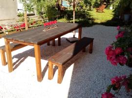 GITE LES 27 ROSES ET PLUS, хотел в Châtel-Censoir