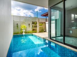 新豪华装修两卧私家泳池别墅配套齐全出行方便800米到kamala海滩 H07, hotel in Phuket Town