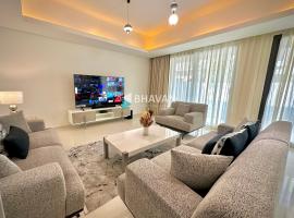 Calm Chaos 4 BR Villa with maid Room in Damac Hills 2、ドバイのホテル