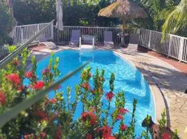 TI SOLEY Bungalow tropical avec piscine, terrasse, clim à Bouillante