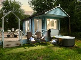 Art Studio - Connect to Nature in the Hot Tub at Cosy Studio, Hotel in Blandford Forum