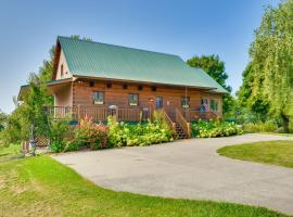 Warm and Cozy Clayton Cabin Near St Lawrence River!, hotel in Clayton