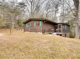 Peaceful Warne Cabin Fenced Yard and Screened Porch, קוטג' בBrasstown