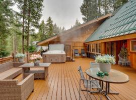 Leavenworth Cabin with Deck, Hot Tub and Game Room!, porodični hotel u gradu Levenvort