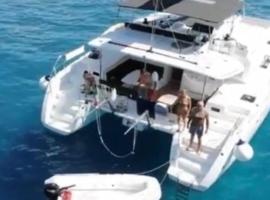 Catamaran mia: Nydri şehrinde bir tekne