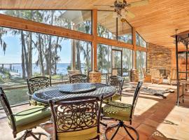 Welaka House with Private Dock on St Johns River – willa w mieście Georgetown