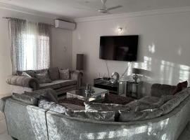 Luxury 2 bedroom flat KerrSerign, bolig ved stranden i Banjul