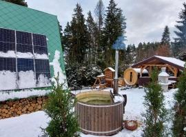 Chata na Orave so saunou a kúpacou kaďou, hotel in Námestovo