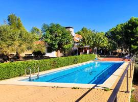 Casa con piscina en Tortosa Delta de l'Ebre, mökki kohteessa Tortosa