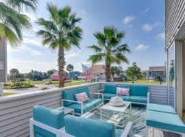 Luxury Galveston Retreat - Walk to Pirates Beach!, hotel en Galveston