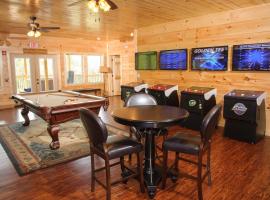 Breathtaking 14BR Cabin: Elevator Views Games Hot Tubs Galore, villa í Pittman Center