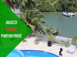 Villa Evasion, piscine jacuzzi et ponton privé, allotjament a la platja a Le Gosier