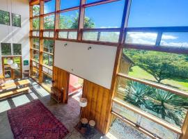 Oceanside Glass Villa on Three Gorgeous Acres!, hotel in Pahoa