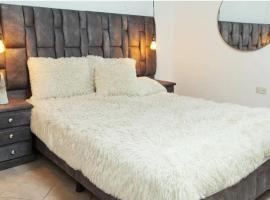 Habitacion cama doble en sabaneta, rum i privatbostad i Sabaneta