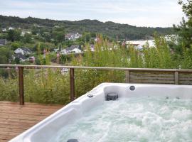 Luxury Fjord Cabin with Jacuzzi Stunning View and Grill Hut, hotel sa Sveio