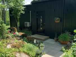 Small cozy 3-room house with terrace & large garden, Hotel in Ilmandu