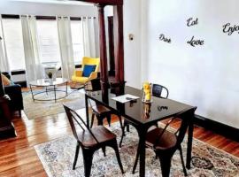 Lovely! near Cleve Clinic/UH/CWRU/Dwntwn w/porch, cabaña o casa de campo en Cleveland