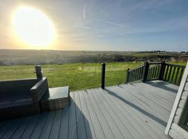 Luxury 3 bedroom Maple View Lodge, Newquay, Cornwall, hotel in Newquay