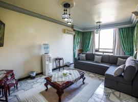 Spacious flat 7 mins to Airport, hotel cerca de Arab Academy for Science, Technology & Maritime Transport, El Cairo