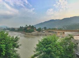 Outdoor Adventures Resort, hotel na may parking sa Muzaffarabad