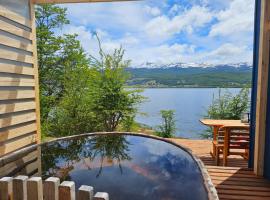 Hermosa cabaña con orilla de playa y tinaja en Lago Frío, hotel in Coihaique