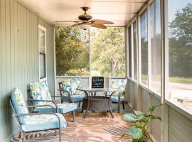 Hadley's House - A Country 3 Bdrm with Screened-In Porch, hotelli kohteessa New Braunfels
