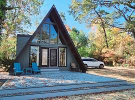 NJ Lakefront A-Frame, Millville, NJ - 2 bedroom Cabin Home, cabin in Millville