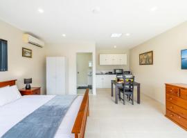 14A Grafton St - Pet friendly air con studio for a couples retreat, B&B in Nelson Bay