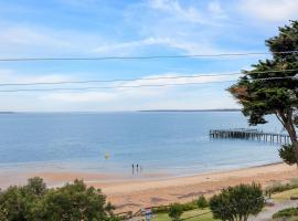 Beachfront Bliss - shared indoor pool & spa, hotel in Cowes