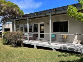 Barefoot Bungalow, hotel v destinaci Tomakin