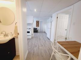 Cozy 1BR in Vieux-Longueuil +parking 14min Downtown – hotel w mieście Longueuil