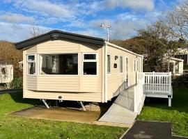 2 Bedroom Caravan CW111, Whitecliff Bay, Bembridge, Isle of Wight, íbúð í Bembridge