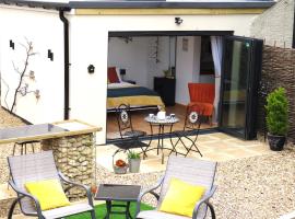 Private Garden Room - Rural Village, hotel with parking in Stamford