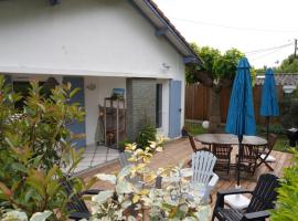 Villa Petit-Père - à 400m de la plage, hotel i Taussat-les-Bains