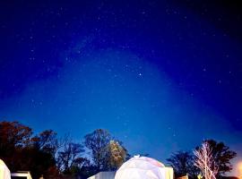 chillout glamping zao, hotel s jacuzzi v destinaci Zao