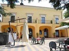 Il Picchio Golf Resort, hotel v destinaci Castiglione di Sicilia