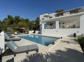 Villa with pool and sea views